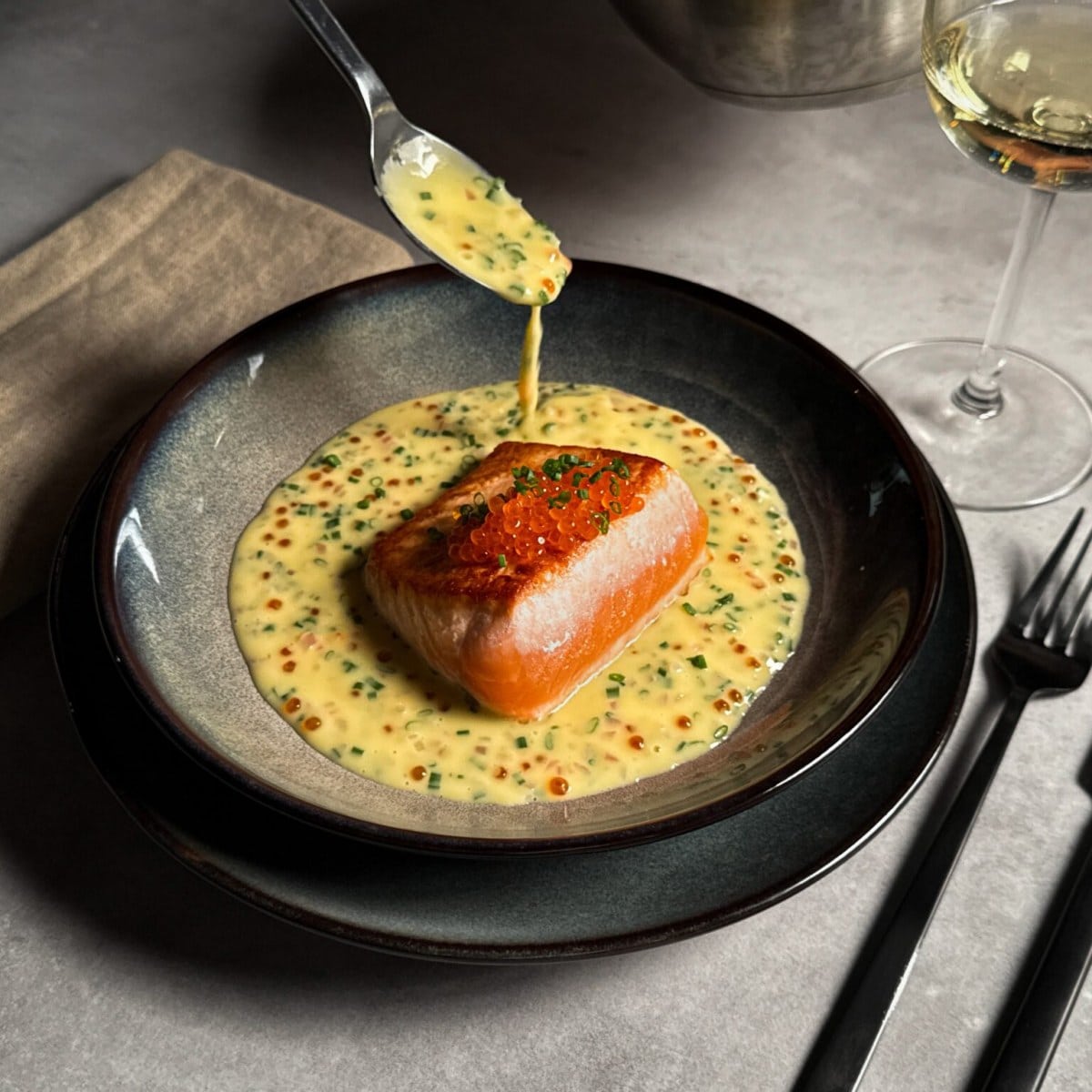 Gebratener Frøya Lachs mit Buttersauce
