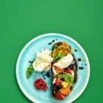 Gegrilltes Tomatenbrot mit Black Onion Crunch