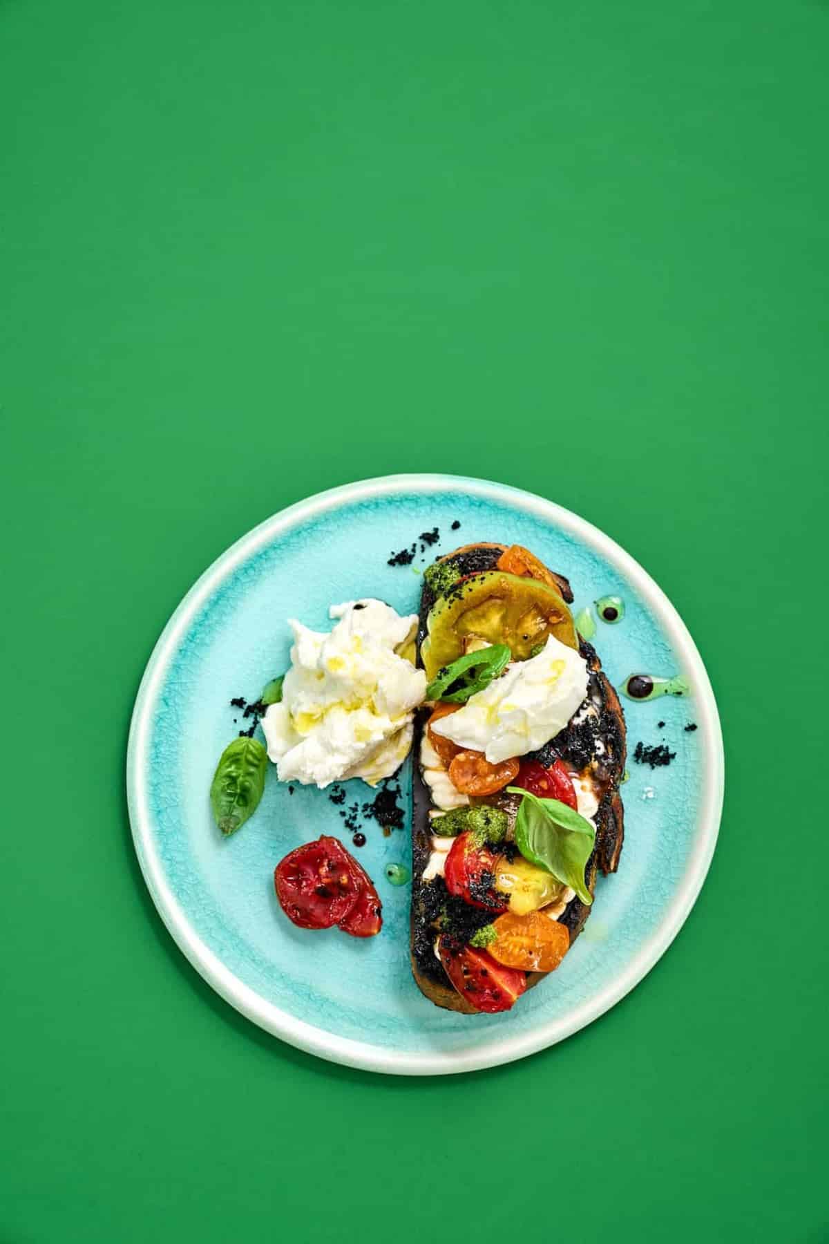 Gegrilltes Tomatenbrot mit Black Onion Crunch